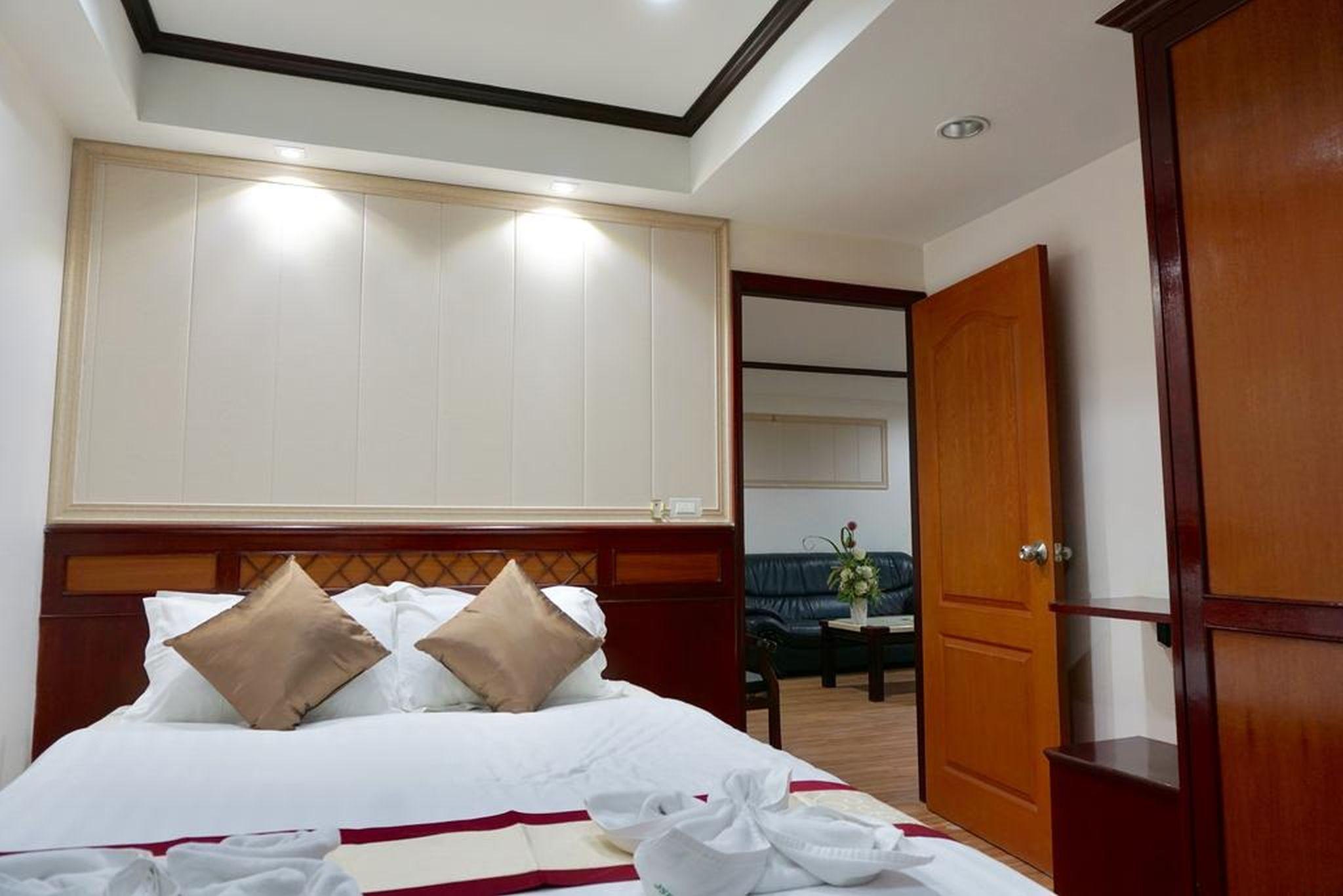 Miloft Sathorn Hotel - Sha Plus Certified Bangkok Exterior foto A bedroom at the hotel