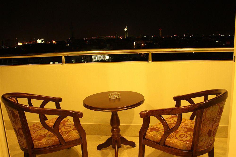 Miloft Sathorn Hotel - Sha Plus Certified Bangkok Exterior foto A balcony in a hotel