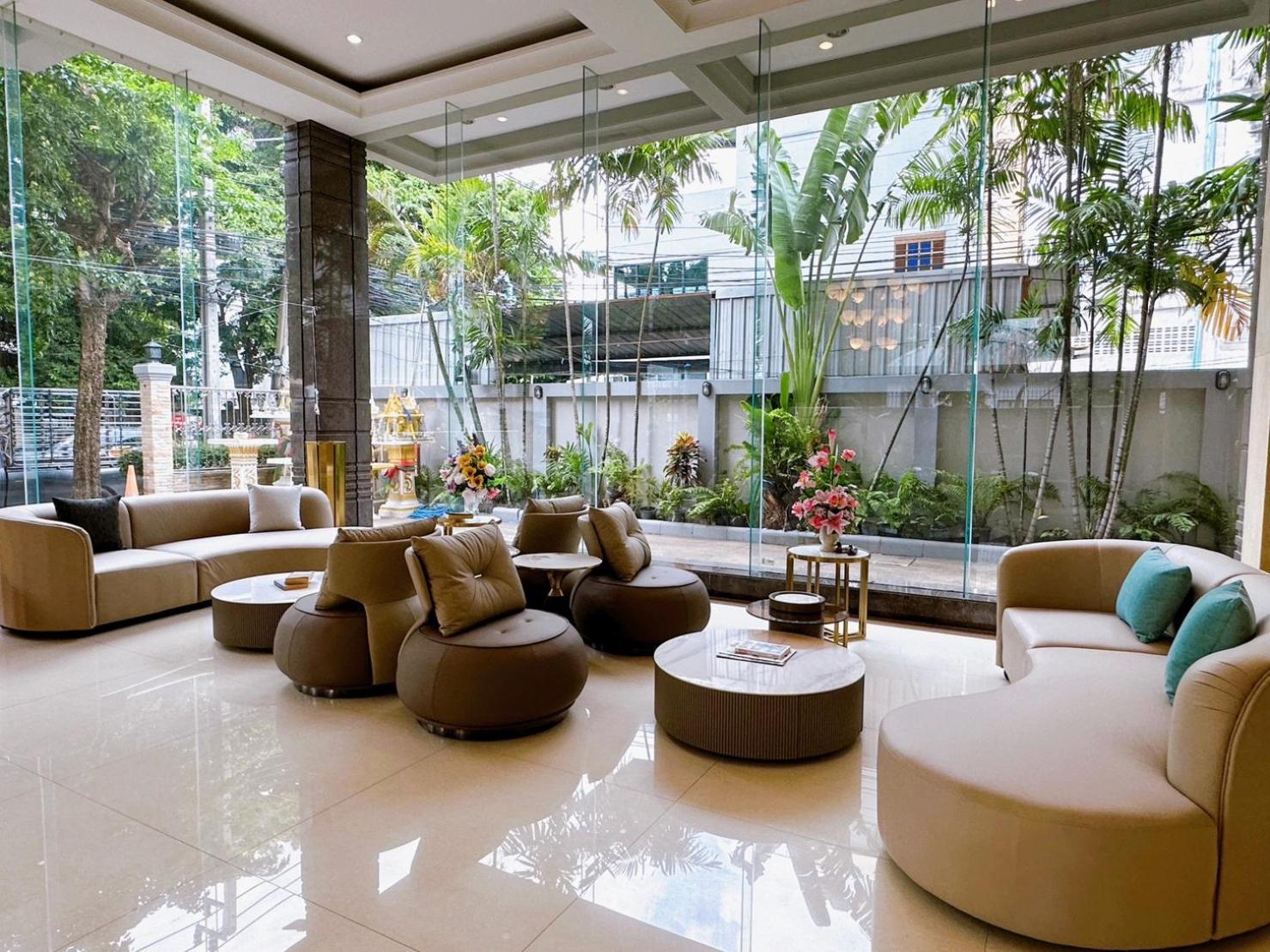 Miloft Sathorn Hotel - Sha Plus Certified Bangkok Exterior foto Lobby