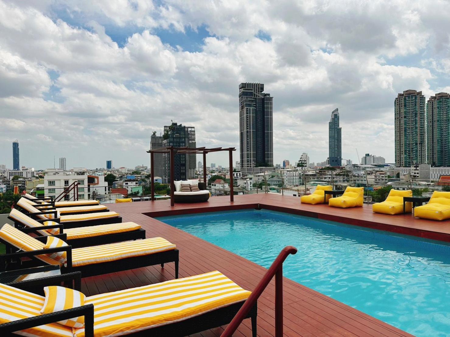Miloft Sathorn Hotel - Sha Plus Certified Bangkok Exterior foto Rooftop pool at the hotel