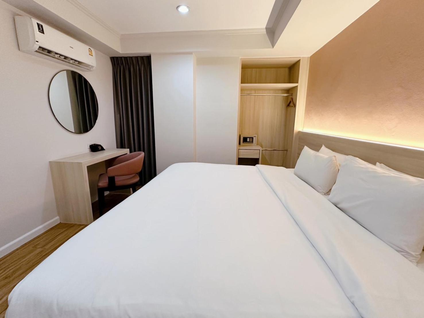 Miloft Sathorn Hotel - Sha Plus Certified Bangkok Exterior foto Deluxe Room